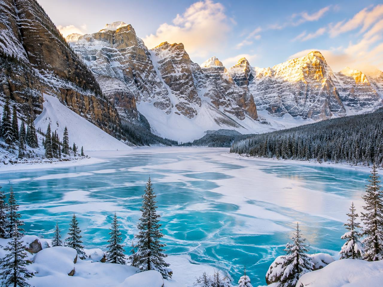 Banff, Canada — Moraine Lake in winter